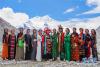 8月18日，模特在西藏民族服饰珠峰秀上展示时装。