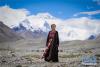 8月18日，模特在西藏民族服饰珠峰秀上展示时装。