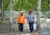 护林员达瓦坚参（左）和儿子在雅鲁藏布江（山南段）防护林中进行日常巡查（7月23日摄）。 新华社记者刘东君摄