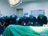 8月22日，在器官捐献获取手术前，医护人员向捐献者鞠躬。新华社记者 王沁鸥 摄