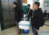 8月22日，在器官捐献获取手术结束后，工作人员提着专用的器官转运箱离开山南市人民医院。新华社记者 王沁鸥 摄