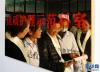 北京大学第一医院护理部主任、中华护理学会副理事长丁炎明（左三）与拉萨市达孜区人民医院手术室医护人员进行交流（8月25日摄）。新华社记者 晋美多吉 摄