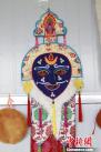 图为8月27日，日喀则非遗文化展展出的传统藏戏蓝面具。 赵朗 摄