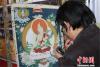 图为8月27日，日喀则非遗文化展上，南木林展篷中青年唐卡画师现场绘制唐卡。 赵朗 摄