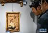 日喀则市民在参观黑龙江省木拼贴画技艺作品（8月26日摄）。　新华社记者 刘东君 摄 