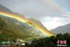 图为横亘于拉萨至林芝高等级公路上的双彩虹。 帛帛摄