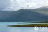 羊卓雍措，简称羊湖，距拉萨不到100公理，与纳木措、玛旁雍措并称西藏三大圣湖，是喜马拉雅山北麓最大的内陆湖泊，湖光山色之美，冠绝藏南。它的湖岸线弯弯绕绕，从地图上看，有的说像蝎子的轮廓一般，也有人说外形像珊瑚枝，因此也有人称它为“上面的珊瑚湖”。
