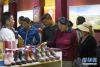 9月11日，参观者在藏博会上挑选商品。  新华社记者 张帆 摄