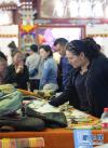 9月11日，参观者在藏博会上挑选手工艺制品。 新华社记者 金马梦妮 摄