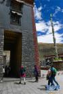 外国游客走进西藏萨迦寺（9月12日摄）。