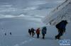 13日上午，登山队队员在向雪拉普岗日峰顶峰行进。德庆欧珠 摄