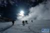 13日上午，登山队队员在向雪拉普岗日峰顶峰行进。德庆欧珠 摄