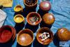 里孜帐篷边贸市场里用来交易的木碗（9月8日摄）。新华社记者 普布扎西 摄