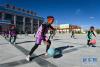 革吉县完全小学学生在进行篮球训练（9月18日摄）。西藏阿里地区革吉县完全小学近年来注重开设实践活动课程，促进素质教育均衡发展。目前，学校开设了舞蹈、音乐、美术、书法、球类、棋类等20个社团，满足学生的兴趣需要，提高办学水平和教育质量。 新华社记者 刘东君 摄