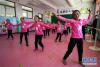 革吉县完全小学学生在上舞蹈课（9月18日摄）。西藏阿里地区革吉县完全小学近年来注重开设实践活动课程，促进素质教育均衡发展。目前，学校开设了舞蹈、音乐、美术、书法、球类、棋类等20个社团，满足学生的兴趣需要，提高办学水平和教育质量。 新华社记者 刘东君 摄