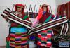 员工益西措姆（左）与嘎措在盐湖乡羌麦村民族手工编织厂展示产品（9月19日摄）。新华社记者 刘东君 摄