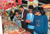 图为9月20日，市民正在超市内购买月饼。记者 唐斌 次旺 摄