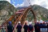 9月28日拍摄的川藏铁路拉林段重点标志性工程藏木特大桥合龙仪式现场。新华社记者 普布扎西 摄