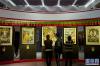 9月30日，观众在“国家级非物质文化遗产·藏族唐卡勉萨画派当代代表性作品巡展”上参观。新华社记者普布扎西摄