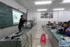 10月8日，来自西藏昌都市第三高级中学的物理老师淳敬松在竞赛现场授课。新华社记者 刘东君 摄