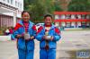 10月13日，在西藏昌都市江达县同普乡中心小学内，江达县波罗乡第一小学的学生吃完饭准备去洗碗。新华社记者 刘东君 摄