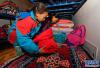 10月13日，西藏昌都市江达县波罗乡第一小学的学生在同普乡中心小学临时宿舍内整理床铺。 新华社记者 刘东君 摄