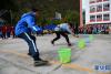10月13日，西藏昌都市江达县波罗乡第一小学被转移的学生与同普乡中心小学学生一起参加周末游戏活动。 新华社记者 刘东君 摄