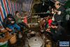 在西藏林芝市墨脱镇玛迪村临时救灾安置点，村民在临时厨房吃晚饭（10月20日摄）。新华社记者 刘东君 摄