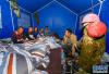 在西藏林芝市墨脱镇玛迪村临时救灾安置点，工人在帐篷中聊天（10月20日摄）。新华社记者 刘东君 摄