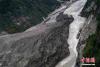 10月20日，西藏雅鲁藏布江堰塞湖自然过流。10月19日13时30分，西藏雅鲁藏布江米林县堰塞湖开始自然过流。截至20日7时，雅鲁藏布江堰塞湖坝前水位已下降56米，估算留存水量1.6亿立方米，堰塞湖洪水威胁得到缓解，防洪安全风险大大减轻，并将继续降低。中新社发 钟欣 摄