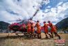 10月20日，西藏消防总队林芝支队官兵正在搬运救灾物资。当日，西藏西林凤腾通用航空启用直升机协助西藏消防总队林芝支队运送帐篷、食品、药品等救灾物资到加拉村。17日凌晨5时许，西藏自治区林芝市米林县派镇加拉村附近雅鲁藏布江峡谷发生山体滑坡，堵塞河道，形成堰塞湖。险情发生后，各方力量奔赴一线，全力抢险救灾。目前，堰塞体上游水位超过堰塞体，开始自然过流。加拉村是距离滑坡堰塞体最近的村庄，险情发生后通村道路被回流江水淹没。 中新社记者 何蓬磊 摄