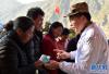 20日，西藏军区加拉方向抢险救灾指挥所组织所属医疗卫生力量到格嘎村安置点，对受灾群众义务巡诊。新华社记者 觉果摄