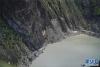 10月20日，西藏雅鲁藏布江米林县堰塞湖自然过流后，露出损毁的道路。新华社记者 普布扎西摄