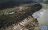10月20日，西藏雅鲁藏布江米林县堰塞湖自然过流，露出通往加拉村的道路。新华社记者 普布扎西摄