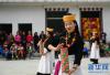10月21日，西藏林芝市墨脱县民间艺术团演员为安置群众表演墨脱门巴舞蹈《门巴敬酒歌》。新华社记者 刘东君摄