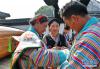 10月23日，西藏日喀则市昂仁县迥巴藏戏团的演员在做演出前的准备。