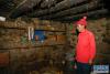 楚松村村民欧珠加措在低矮漆黑的土坯房中，这里是他的第一代房子（9月16日摄）。新华社记者 刘东君 摄