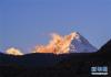 这是10月31日在西藏林芝市米林县境内拍摄的加拉白垒峰。