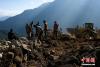 图为受 2015年尼泊尔“4·25”地震重创的西藏吉隆镇乃村道路正在加紧建设中。中新社记者 何蓬磊 摄
