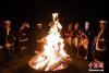 林芝市扎西岗村民众燃起篝火，跳起工布舞蹈。据悉，工布新年又被称为“工布节”“工布年”，是工布地区（林芝市巴宜区、米林县、工布江达县一带）的地域性新年，时间为每年的藏历十月初一，是当地一年中最隆重的节日，也是中国最早的“新年”。中新社记者 何蓬磊 摄