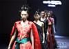 模特在AJ-NAMO藏装秀上展示藏族设计师阿佳娜姆设计的时装（11月18日摄）。新华社记者 普布扎西摄