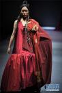 模特在AJ-NAMO藏装秀上展示藏族设计师阿佳娜姆设计的时装（11月18日摄）。 新华社记者 普布扎西摄