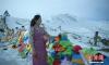11月20日，四川康定，雪后的折多山美景吸引了拉萨女孩杨莹。中新社记者 刘忠俊 摄