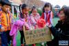 11月30日，孩子们把制作完成的爱心围巾放入纸箱中，准备寄给结对的西藏小朋友。新华社记者 徐昱 摄