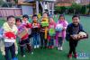 11月30日，孩子们在展示即将寄给结对的西藏小朋友的围巾。新华社记者 徐昱 摄