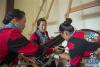 南伊珞巴民族乡群众用传统工具制作民族手工艺品（9月26日摄）。新华社记者 旦增尼玛曲珠 摄