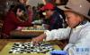 12月9日，一名爱好藏棋的孩子在下棋。新华社记者 觉果 摄
