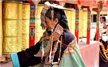 三分钟了解西藏 | 沉淀千年的“孔雀服饰”