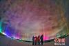 12月13日凌晨3时，在青海省海西州茶卡镇上演极美光柱，吸引了摄影爱好者驻足拍摄。朱剑男 摄