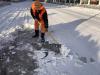 环卫工人清理路面积雪